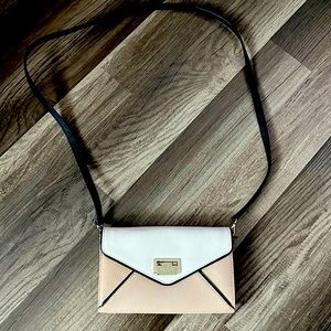Kate Spade cross body with middle zipper and credit card slots.